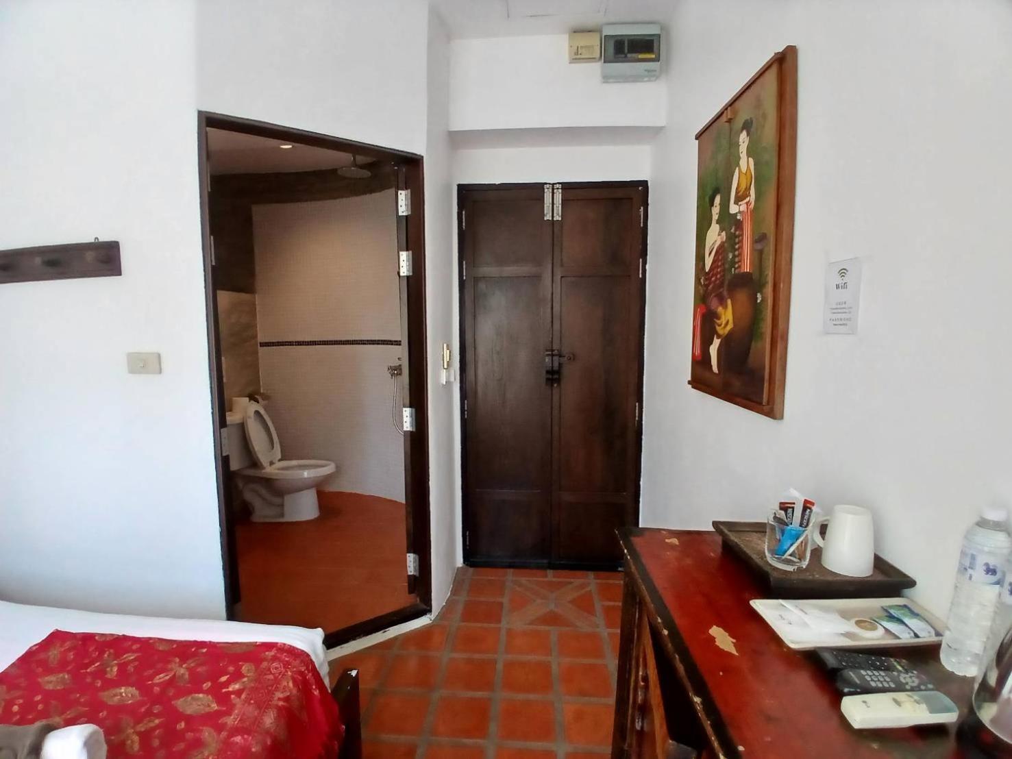 The Travellers Arms Hotel Chiang Mai Bagian luar foto