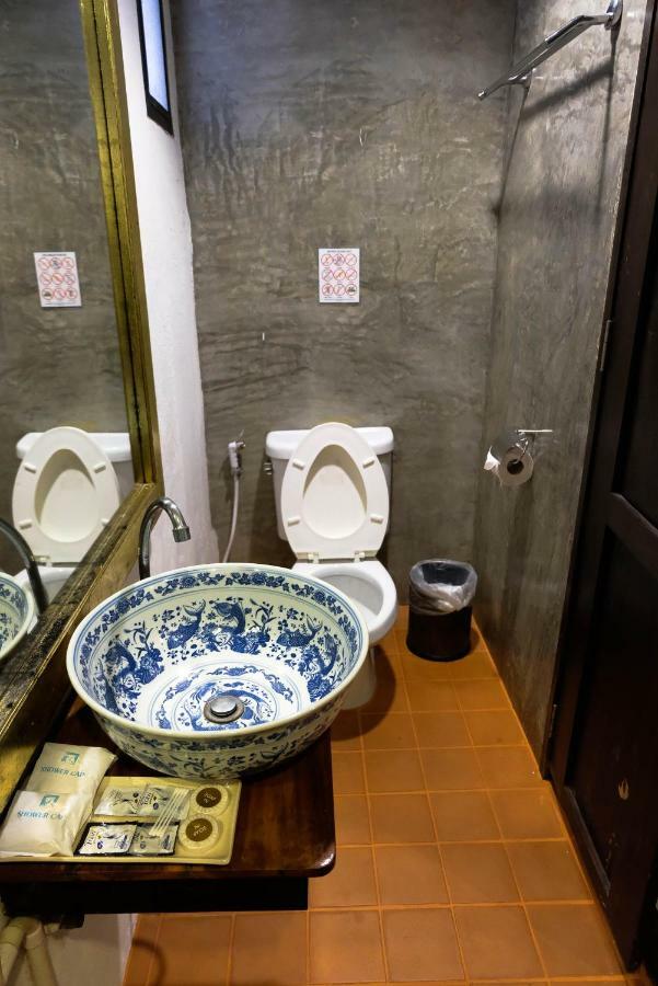 The Travellers Arms Hotel Chiang Mai Bagian luar foto