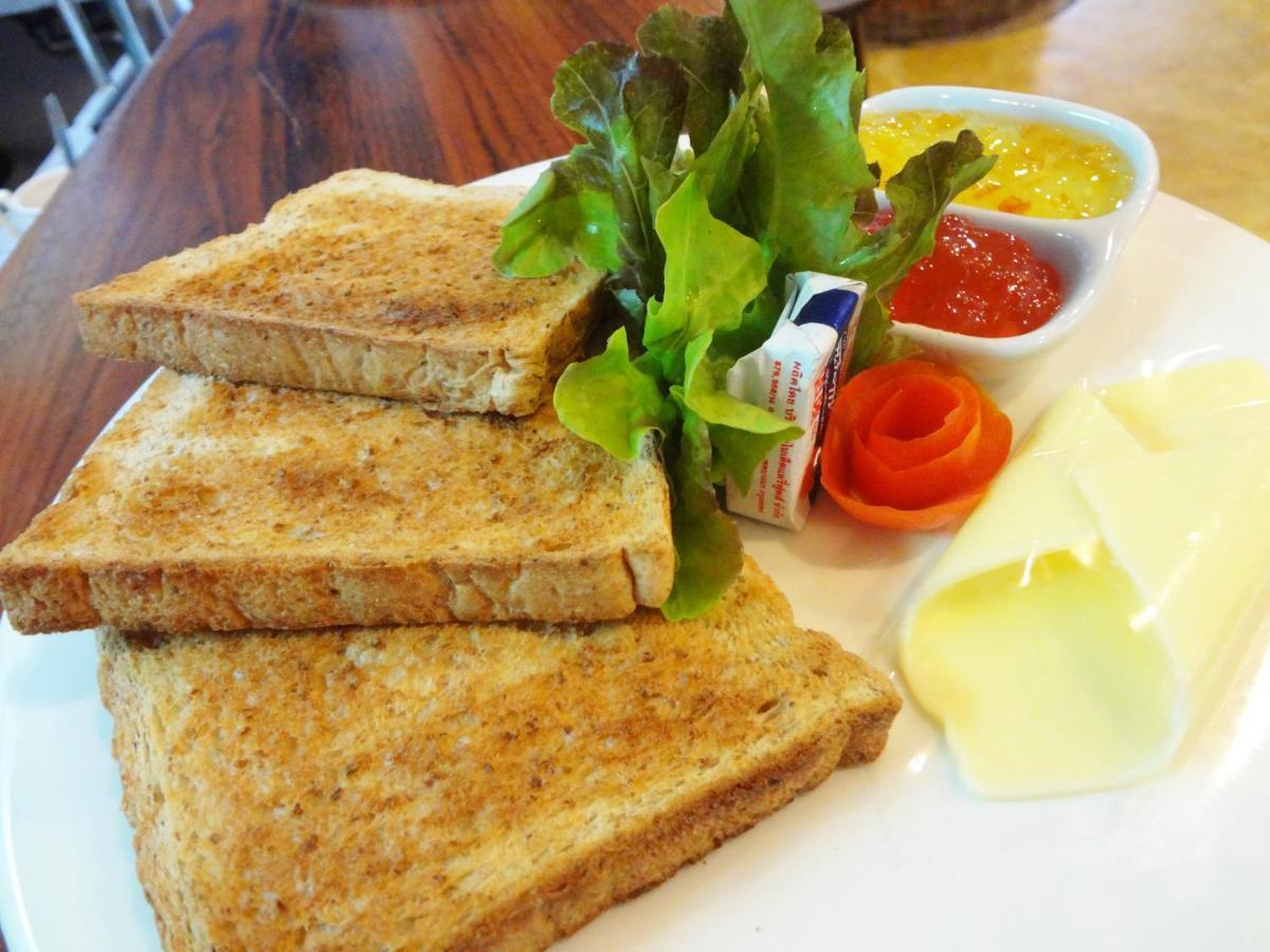 The Travellers Arms Hotel Chiang Mai Bagian luar foto