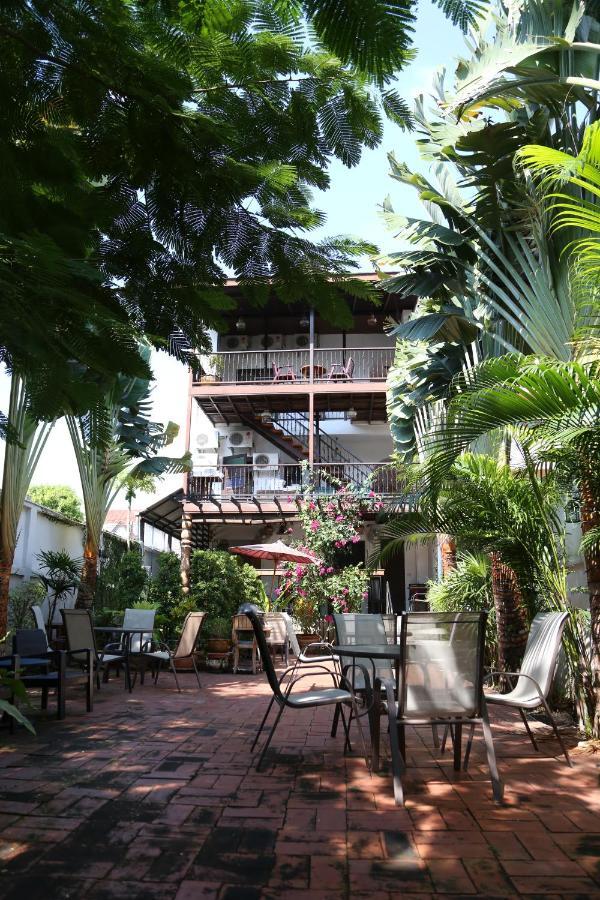 The Travellers Arms Hotel Chiang Mai Bagian luar foto
